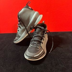 Under Armour Basketball Shoe. size 7